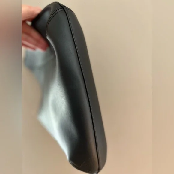 Everlane
Vegan leather handbag - Picture 3 of 3